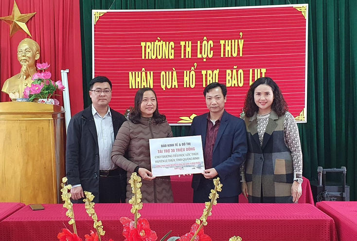 Báo Kinh tế và Đô thị và đại diện nhà tài trợ trao số tiền 30 triệu đồng cho Trường tiểu học Lộc Thủy