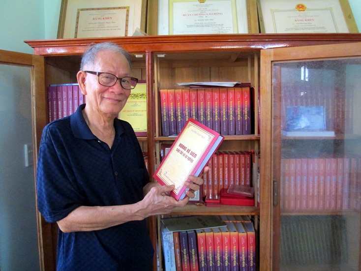  Ông Nguyễn Ngọc Trai với cuốn sách  