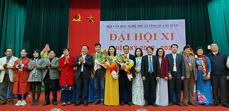 Đồng chí Trần Hải Châu tặng hoa chúc mừng Ban Chấp hành mới của Hội VHNT.