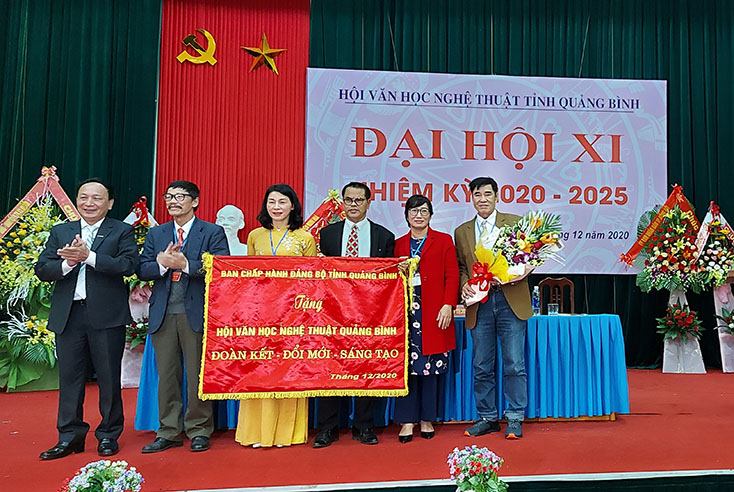 Đồng chí Trần Hải Châu trao bức trướng của Hội Ban Chấp hành Đảng bộ tỉnh với dòng chữ “Đoàn kết-Đổi mới-Sáng tạo” tặng Hội VHNT Quảng Bình.