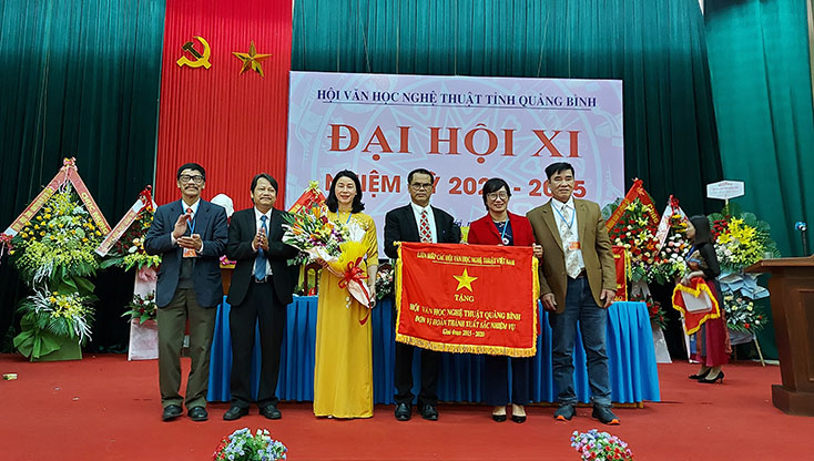 Liên hiệp các Hội VHNT Việt Nam tặng Cờ thi đua cho tập thể Hội VHNT Quảng Bình