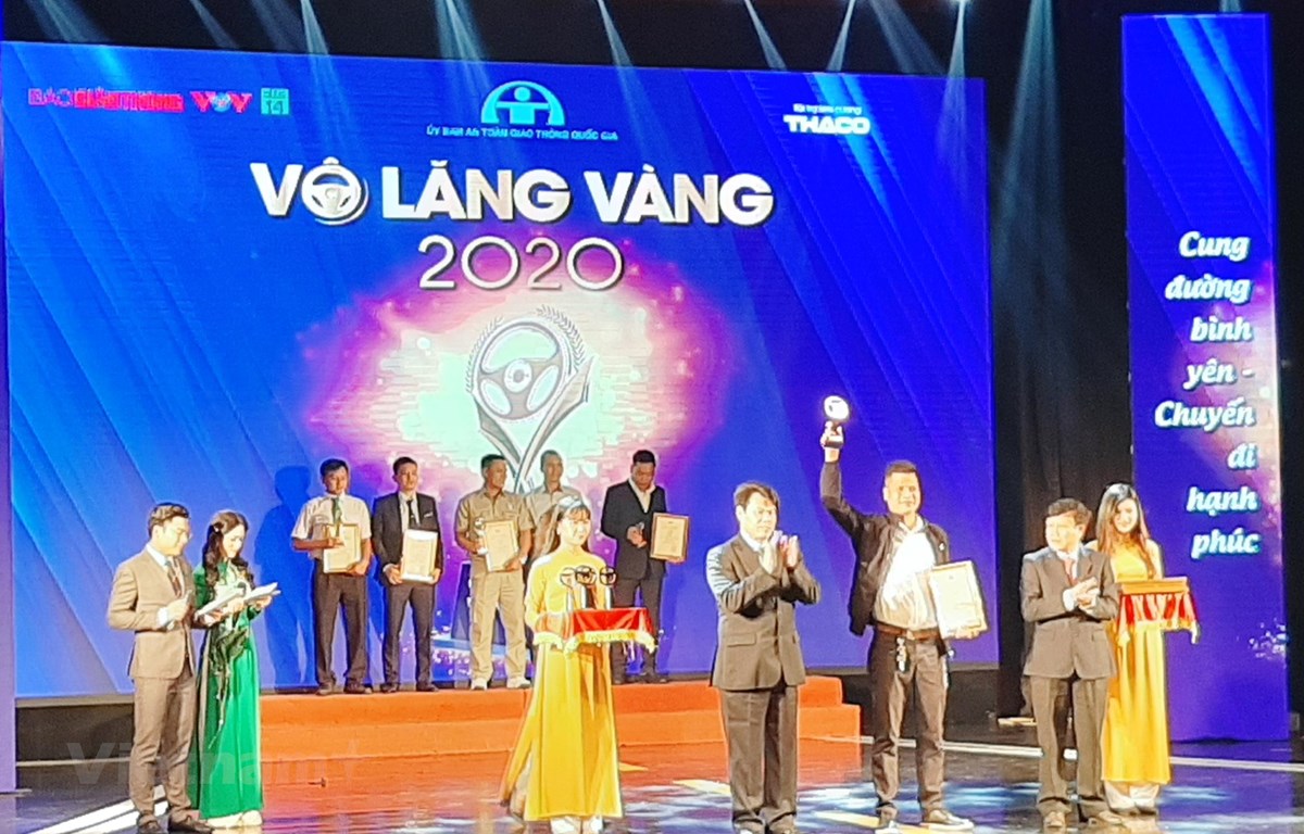 Trao giải thưởng Vô lăng vàng cho những lái xe an toàn và có những nghĩa cử cao đẹp trong công tác đảm bảo trật tự an toàn giao thông. (Ảnh: Việt Hùng/Vietnam+)