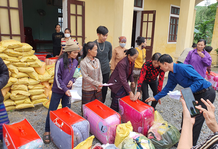 Đoàn trao quà cho bà con Vân Kiều ở bản Khe Dây.