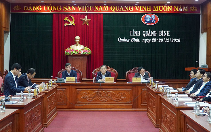 Các đồng chí trong Thường trực Tỉnh ủy chủ trì hội nghị tại điểm cầu tỉnh Quảng Bình .