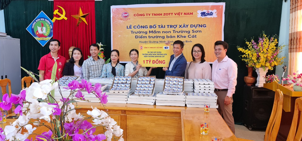 Đại diện Công ty TNHH Zott Việt Nam đã trao tặng 1 tỷ đồng xây dựng điểm trường mầm non bản Khe Cát.