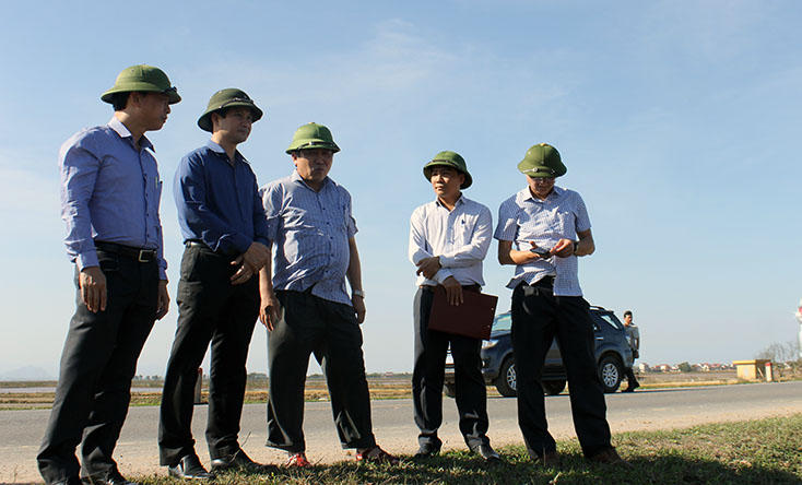  Đồng chí Phó Chủ tịch Thường trực UBND tỉnh Đoàn Ngọc Lâm kiểm tra tình hình sản xuất vụ đông-xuân tại xã Mai Thủy (Lệ Thủy).