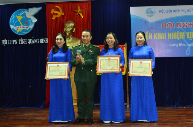 Lãnh đạo Bộ chỉ huy Bộ đội Biên phòng tỉnh trao giấy khen các tập thể đạt thành tích xuất sắc trong thực hiện chương trình “Đồng hành cùng phụ nữ biên cương” giai đoạn 2018-2020.