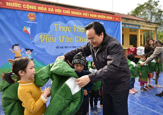  Bộ trưởng Phùng Xuân Nhạ tặng áo ấm cho học sinh tỉnh Bắc Kạn