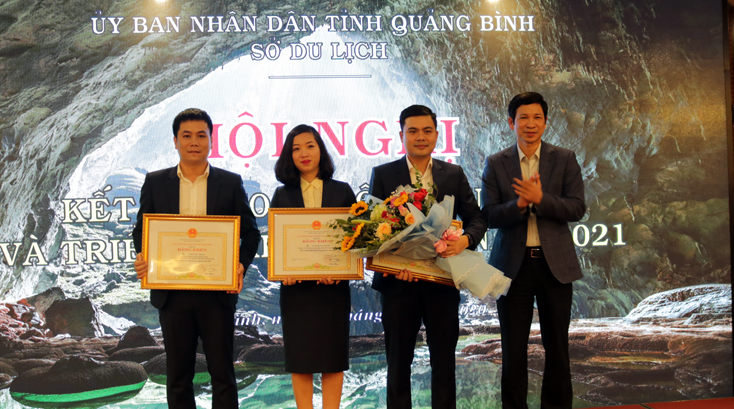 Đồng chí Hồ An Phong, TUV, Phó Chủ tịch UBND tỉnh tặng bằng khen của UBND tỉnh cho các tập thể, cá nhân có thành tích xuất sắc trong năm 2020.