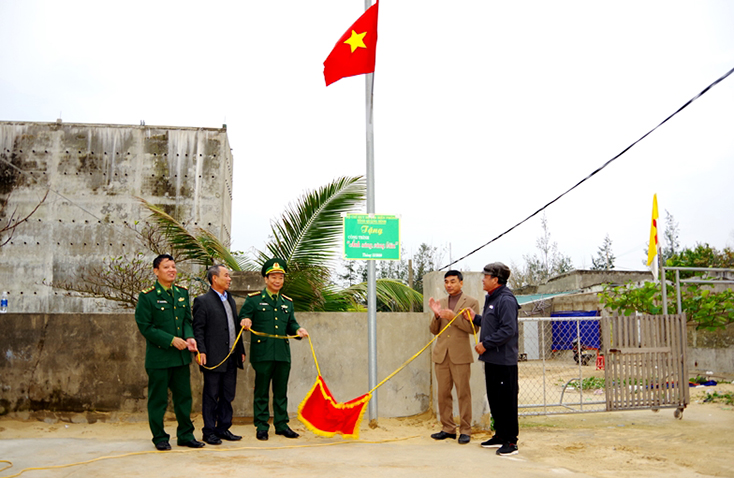 Lễ bàn giao một công trình “Ánh sáng vùng biên” cho người dân biên giới.