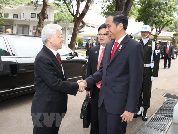  Tổng thống Indonesia Joko Widodo đón Tổng Bí thư Nguyễn Phú Trọng vào sáng 23-8-2017, chuyến thăm đầu tiên của Tổng Bí thư Đảng Cộng sản Việt Nam tới Indonesia. (Ảnh: Trí Dũng/TTXVN)