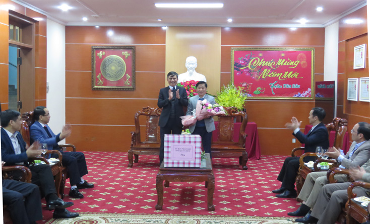 Đồng chí Trần Thắng Chủ tịch UBND tỉnh đánh giá cao kết quả hoạt động và tặng hoa, quà biểu dương kết quả đạt được của cán bộ, nhân viên Sở Tài chính trong năm 2020.
