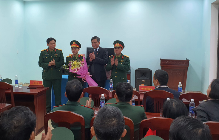 ...tặng hoa và quà chúc mừng năm mới cán bộ, chiến sỹ Phân đội đảo La tại xã Quảng Đông (Quảng Trạch)