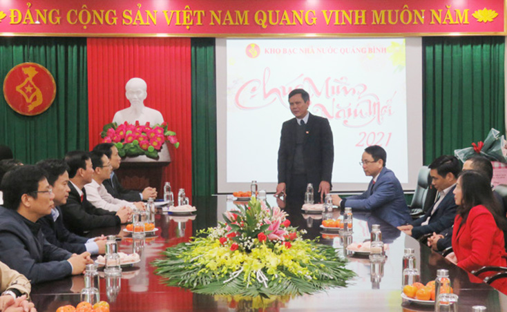 Đồng chí Chủ tịch UBND tỉnh Trần Thắng thăm hỏi, động viên và lưu ý cán bộ, nhân viên Kho bạc Nhà nước Quảng Bình năm mới tiếp tục thực hiện tốt nhiệm vụ được giao.