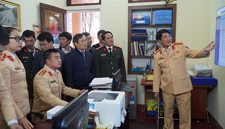 Đồng chí Bí thư Tỉnh ủy Vũ Đại Thắng và đoàn công tác kiểm tra hệ thống camera giám sát tại Phòng CSGT, Công an tỉnh.