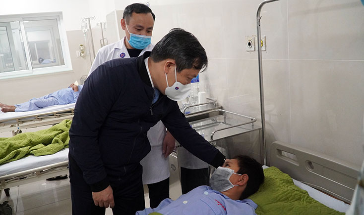 Đồng chí Bí thư Tỉnh ủy Vũ Đại Thắng thăm hỏi và tặng quà bệnh nhân đang điều trị tại Bệnh viện Hữu nghị Việt Nam - Cu Ba - Đồng Hới.