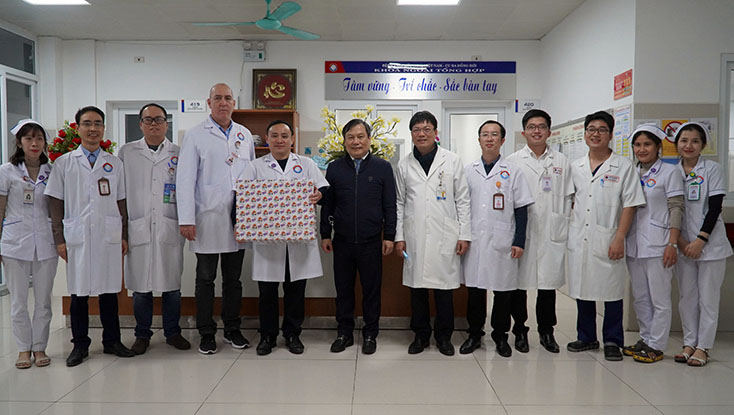 Đồng chí Bí thư Tỉnh ủy Vũ Đại Thắng chụp ảnh lưu niệm cùng cán bộ, nhân viên y tế Bệnh viện Hữu nghị Việt Nam - Cu Ba - Đồng Hới.