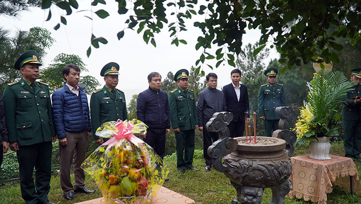 Đồng chí Bí thư Tỉnh ủy Vũ Đại Thắng và đoàn công tác dâng hương tại khu mộ Đại tướng Võ Nguyên Giáp.
