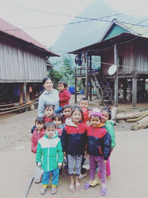    Niềm vui của cô hiệu trưởng Nguyễn Thị Lưu và các em học sinh thân yêu sau mỗi giờ lên lớp