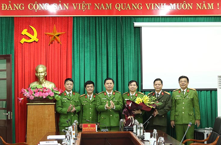 Đại tá Nguyễn Tiến Hoàng Anh, Phó Giám đốc Công an tỉnh tặng hoa chúc mừng và trao thưởng nóng 10 triệu đồng cho Ban chuyên án