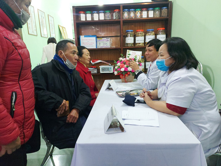 Dù mới khai trương, nhưng phòng Chẩn trị y học cổ truyền thu hút khá đông người dân tới khám