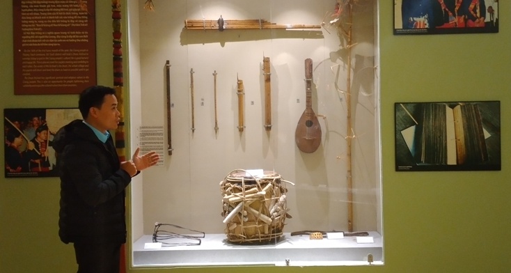 Thuyết minh viên của Bảo tàng Tổng hợp tỉnh giới thiệu về các nhạc cụ của đồng bào dân tộc thiểu số trên địa bàn tỉnh.