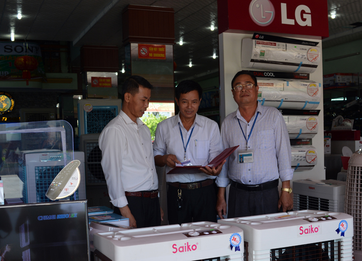 Cán bộ ngành Thuế huyện Bố Trạch tích cực hướng dẫn doanh nghiệp thực hiện các thủ tục nộp thuế.