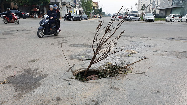 Hố cáp viễn thông sụt lún sâu, nằm giữa lòng đường tiềm ẩn nguy cơ mất an toàn giao thông cho người và phương tiện qua lại.