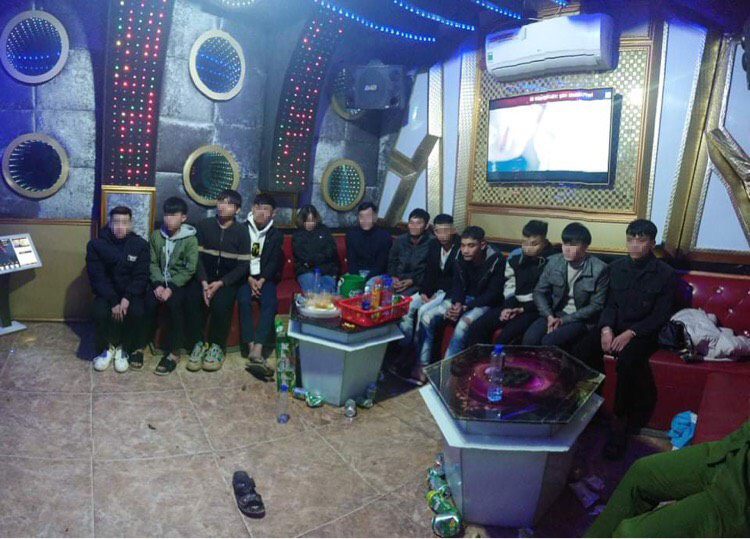 Các đối tượng sử dụng ma túy trong quán karaoke bị Công an huyện Minh Hóa bắt quả tang.