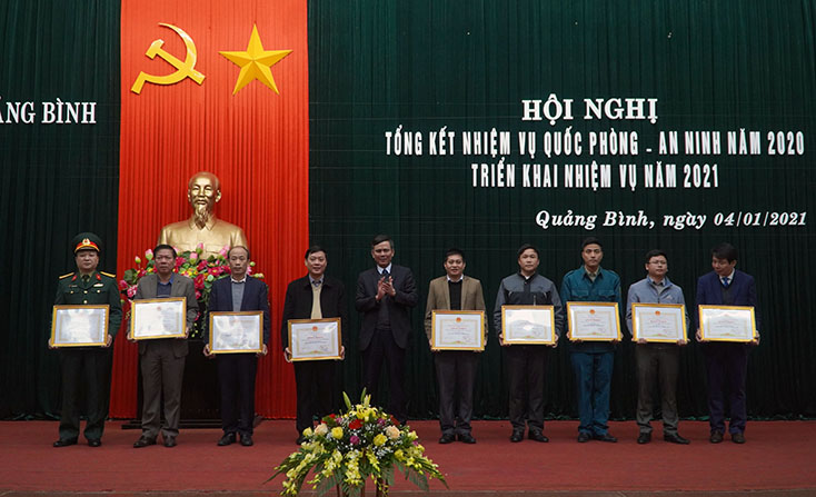 Đồng chí Chủ tịch UBND tỉnh Trần Thắng trao Bằng khen của UBND tỉnh cho các tập thể.