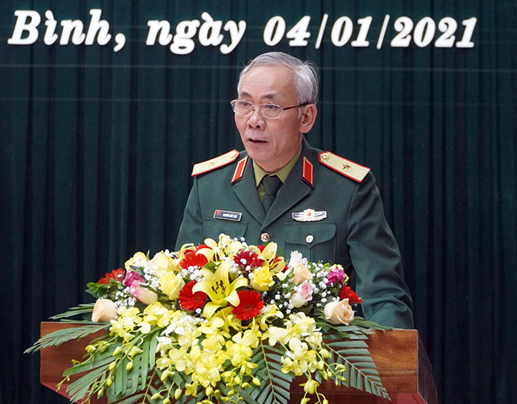 Thiếu tướng Nguyễn Đức Hóa, Phó Chính ủy Bộ Tư lệnh Quân khu 4 phát biểu tại hội nghị.  