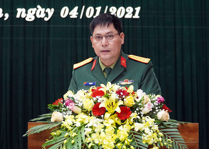 Đại tá Lê Văn Vỹ, Ủy viên Ban Thường vụ Tỉnh ủy, Chỉ huy trưởng Bộ Chỉ huy Quân sự tỉnh trình bày báo cáo kết quả thực hiện nhiệm vụ QP-AN năm 2020, phương hướng, nhiệm vụ năm 2021
