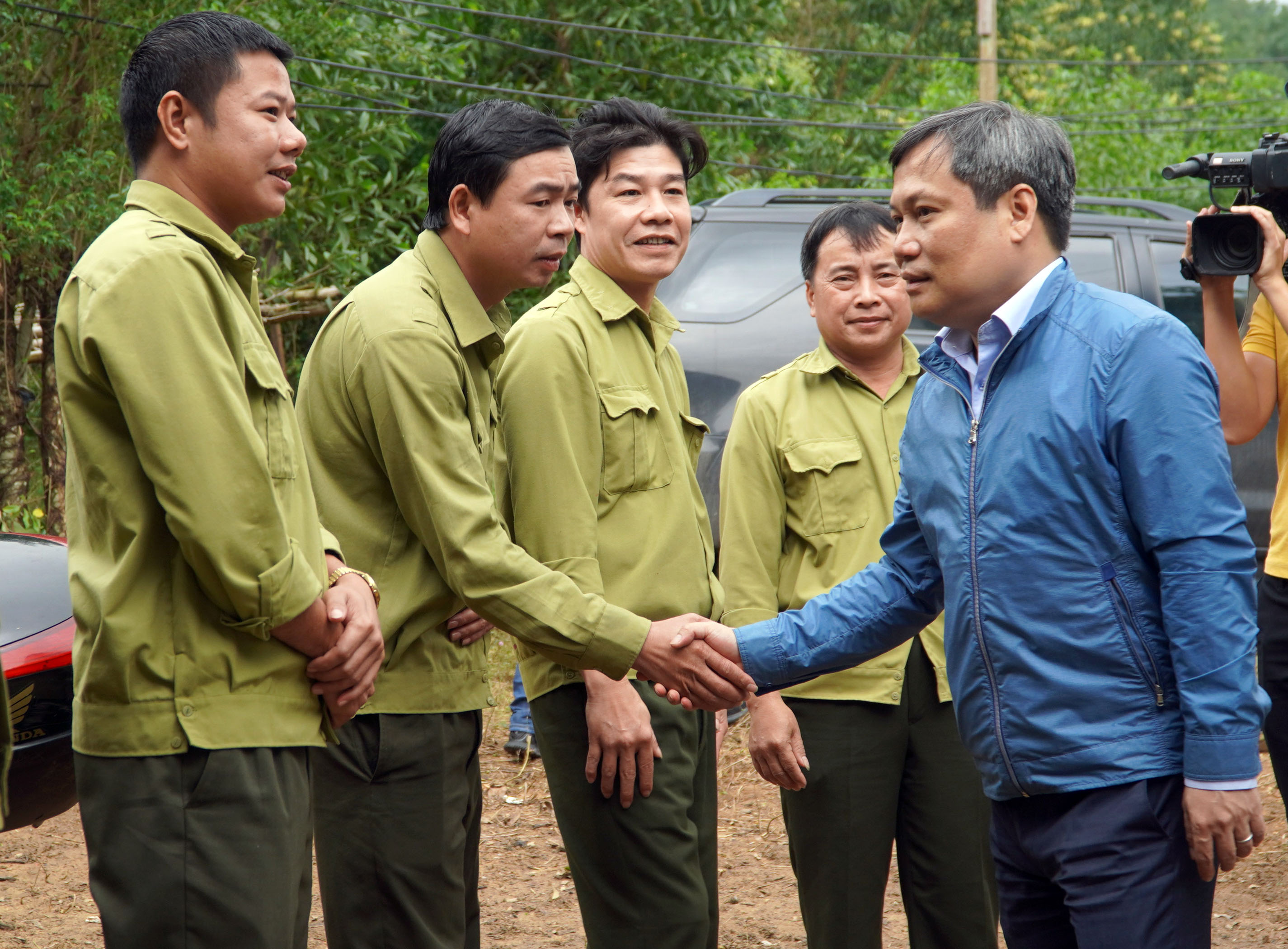 Đồng chí Bí thư Tỉnh ủy Vũ Đại Thắng thăm cán bộ, công nhân Trạm bảo vệ rừng số 1, Lâm trường Trường Sơn  