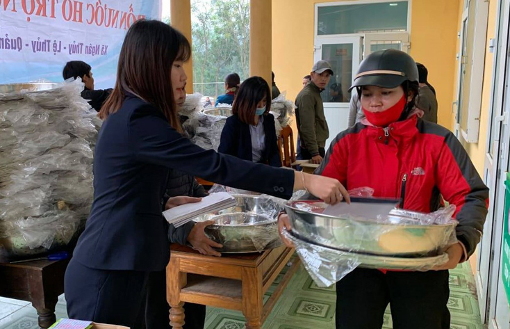 Đại diện Tập đoàn Nam Phát trao quà cho người dân xã Ngân Thủy
