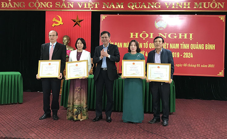 Đồng chí Chủ tịch UBND tỉnh Trần Thắng tặng bằng khen cho các tập thể, cá nhân đạt thành tích xuất sắc trong công tác Mặt trận năm 2020.
