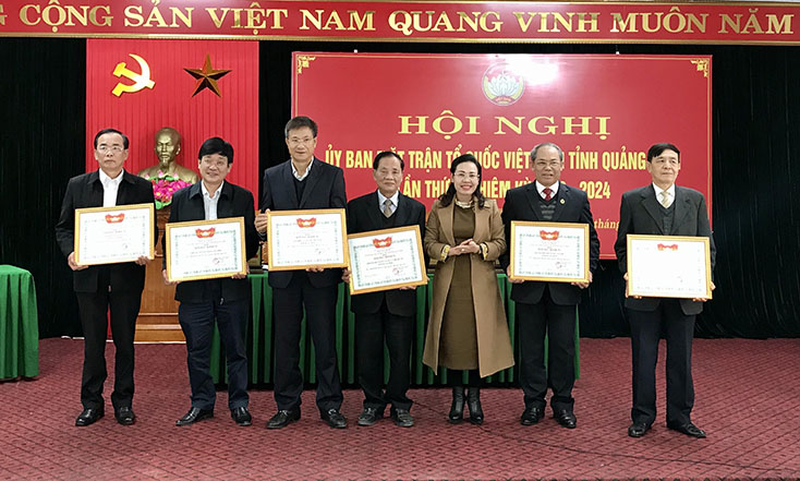 Đồng chí Chủ tịch Ủy ban MTTQVN tỉnh Phạm Thị Hân tặng bằng khen của Ủy ban MTTQVN tỉnh của cho các tổ chức thành viên.