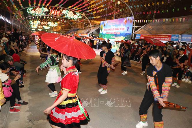 Trình diễn đường phố trang phục đặc sắc của dân tộc Mông ở Than Uyên (Lai Châu). Ảnh: Nguyễn Oanh/TTXVN