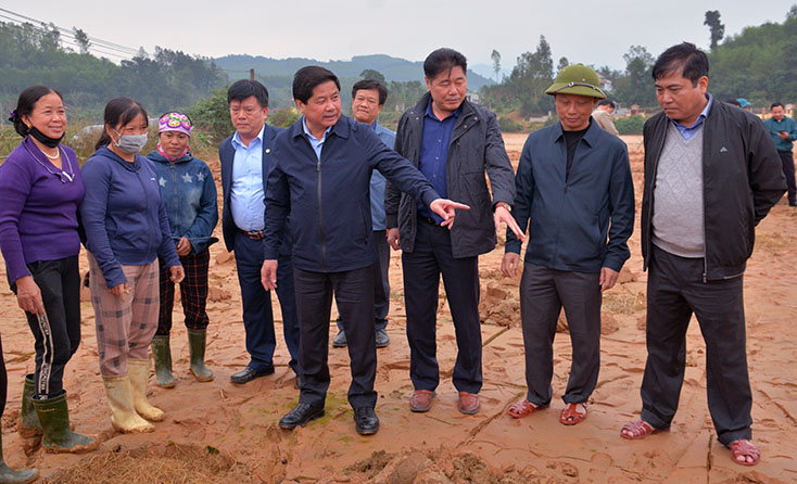 Thứ trưởng Bộ Nông nghiệp-PTNT Lê Quốc Doanh kiểm tra mô hình trồng bí thí điểm trên diện tích đất bị bồi lấp tại xã Hưng Trạch (Bố Trạch).