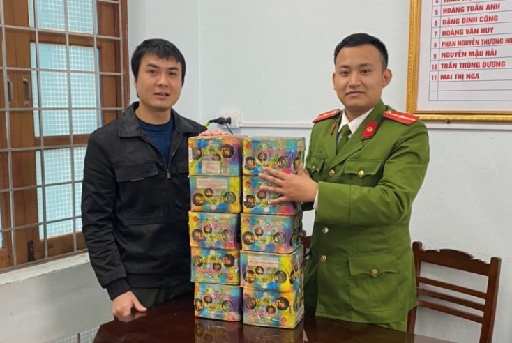 Qua công tác vận động, anh Nguyễn Quang Huy tự nguyện giao nộp 10 hộp pháo.