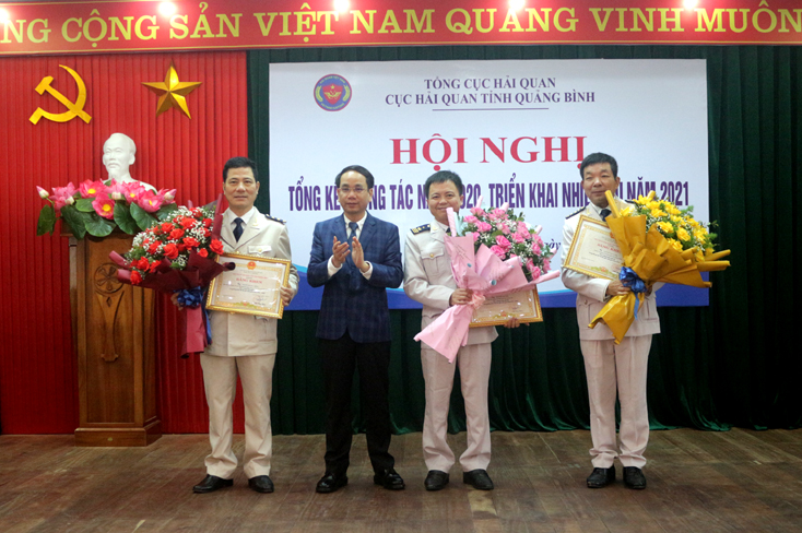 Đồng chí Phó Chủ tịch UBND tỉnh Phan Mạnh Hùng trao bằng khen UBND tỉnh cho các cá nhân xuất sắc.