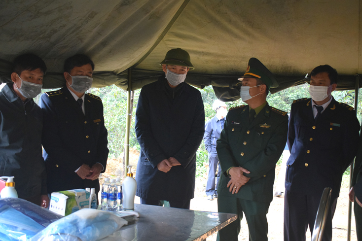 Đồng chí Phó Chủ tịch UBND tỉnh Hồ An Phong kiểm tra tại Chốt kiểm soát phòng, chống dịch bệnh Covid-19 bản Cha Lo.