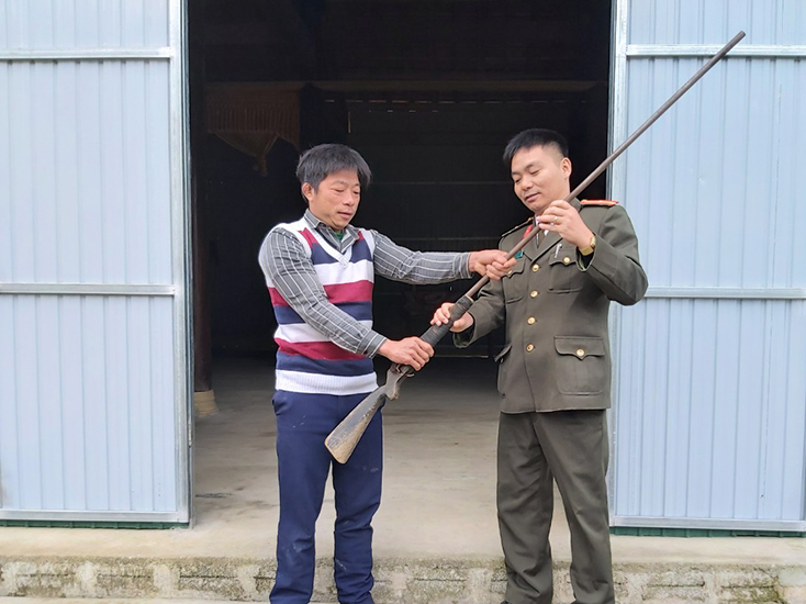 Công an xã Thượng Hóa (huyện Minh Hóa) vận động nhân dân giao nộp súng.