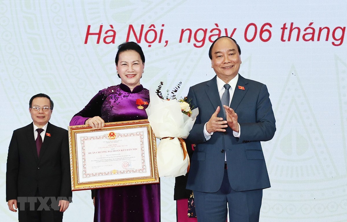 Thủ tướng Nguyễn Xuân Phúc trao Huân chương Đại đoàn kết dân tộc cho Chủ tịch Quốc hội Nguyễn Thị Kim Ngân. (Ảnh: Trọng Đức/TTXVN)
