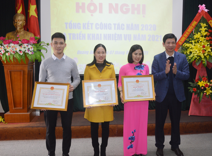 Đồng chí Phó Chủ tịch UBND tỉnh Hồ An Phong trao danh hiệu Tập thể lao động xuất sắc và bằng khen của Chủ tịch UBND tỉnh cho 1 tập thể và 2 cá nhân thuộc Sở TT-TT.