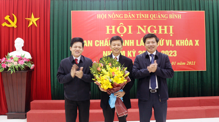 Đồng chí Trưởng Ban Tổ chức Tỉnh ủy và Trưởng Ban Dân vận Tỉnh ủy tặng hoa chúc mừng đồng chí Trần Tiến Sỹ.