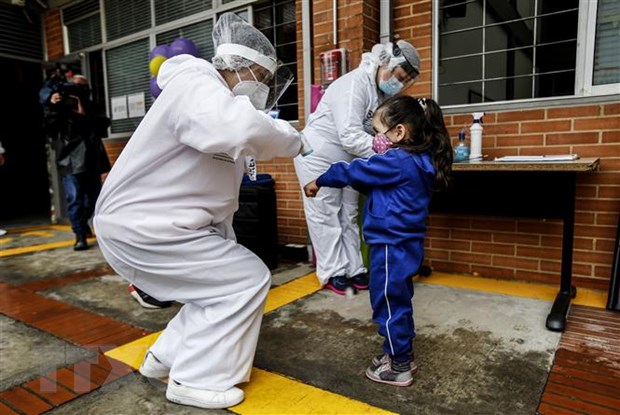  Kiểm tra thân nhiệt phòng lây nhiễm COVID-19 tại Bogota, Colombia. (Ảnh: AFP/TTXVN)