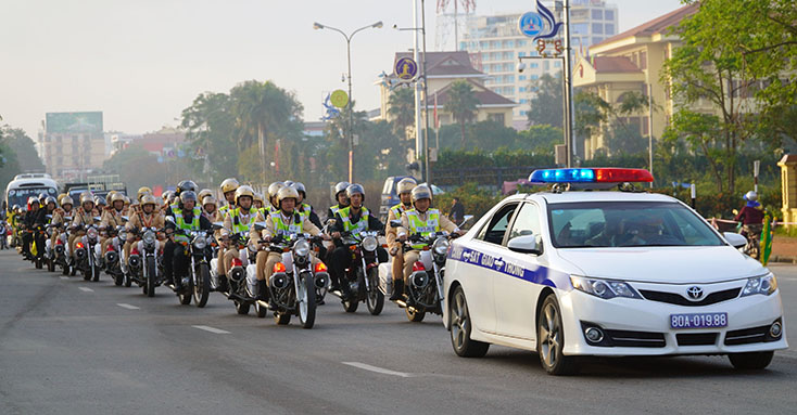 Lực lượng chức năng ra quân bảo đảm an toàn giao thông năm 2020