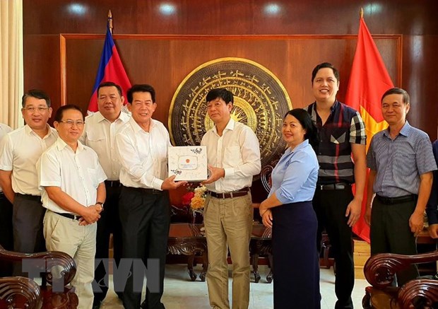Ông Lou Kim Chhun (thứ tư, trái) bày tỏ cảm ơn và tri ân sâu sắc về sự giúp đỡ vĩ đại của quân tình nguyện Việt Nam giúp Campuchia thoát khỏi thảm họa diệt chủng đen tối. (Ảnh: Trần Long/Vietnam+)