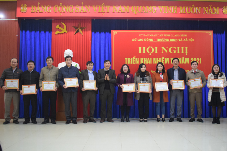 Đồng chí Nguyễn Trường Sơn, Giám đốc Sở LĐ-TB-XH trao giấy khen cho các tập thể có thành tích trong công tác chuyên môn năm 2020.  