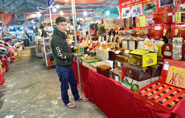 Các thực phẩm cao cấp như hồng sâm, đông trùng hạ thảo, yến sào...cũng được bày bán tại hội chợ.